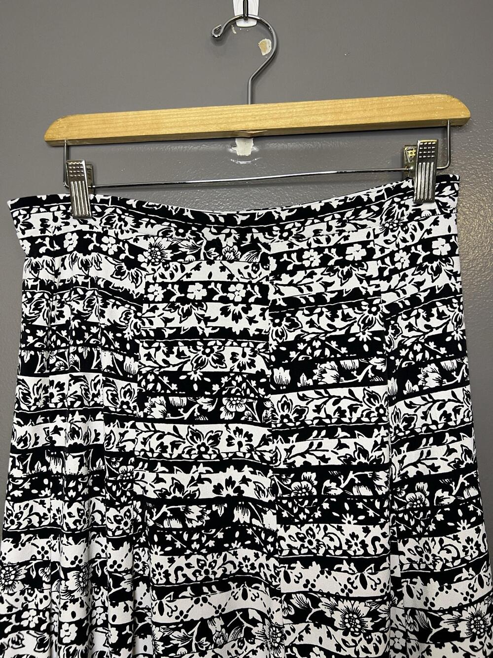 Axcess Skirt Womens Small Black White Floral Knit A-Line Pull On Stretch Casual